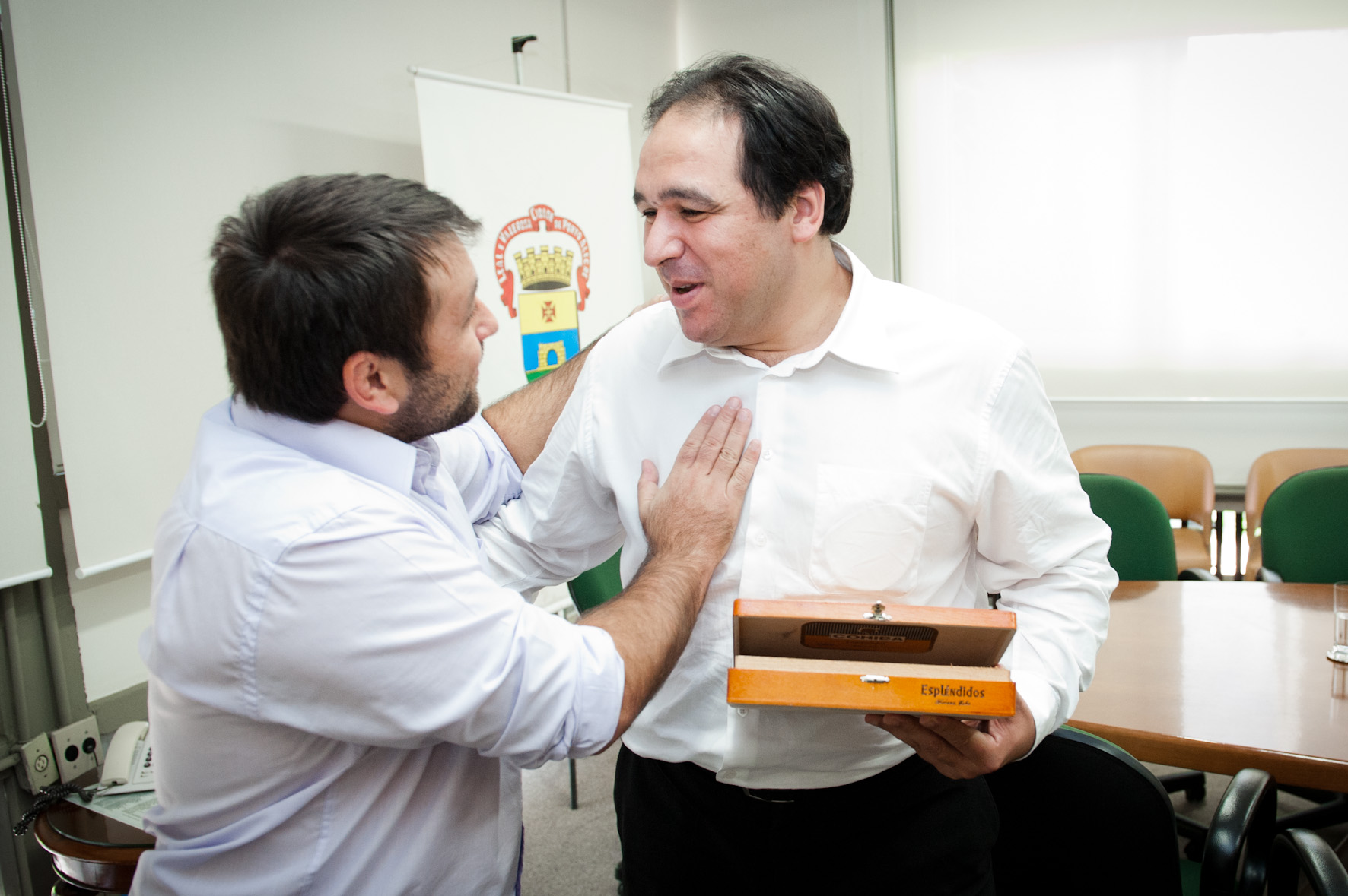 08 de_janeiro_-_Dr._Thiago_Duarte_recebe_charutos_de_boa_sorte_de_Joo_Derly_1